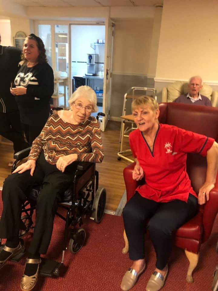 Singing the Praises of the Herons Park Nursing Home Karaoke Stars<br />
