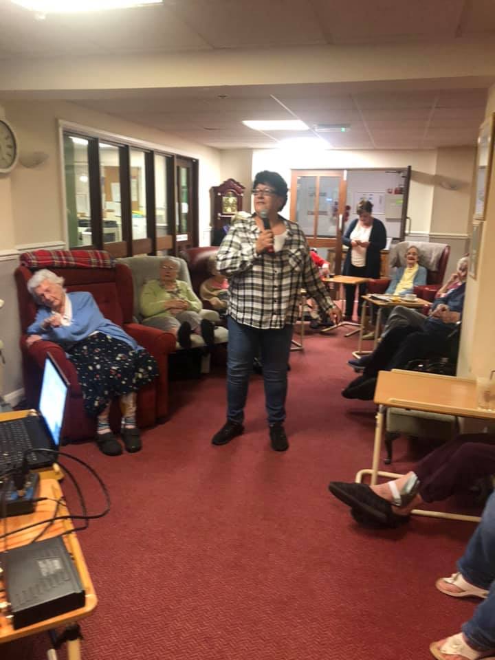 Singing the Praises of the Herons Park Nursing Home Karaoke Stars<br />
