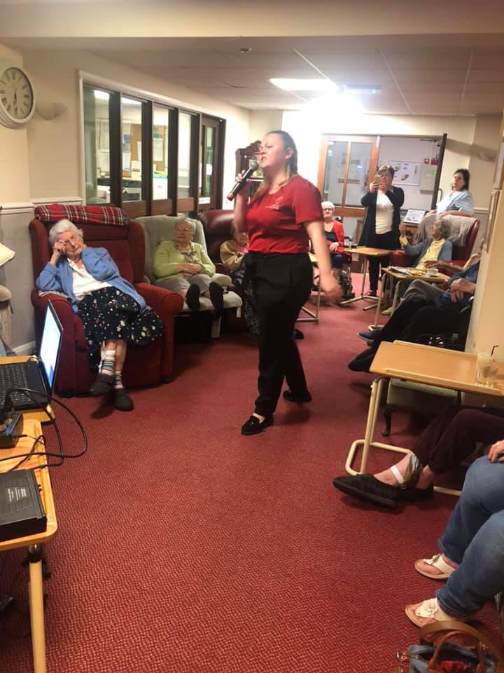 Singing the Praises of the Herons Park Nursing Home Karaoke Stars<br />
