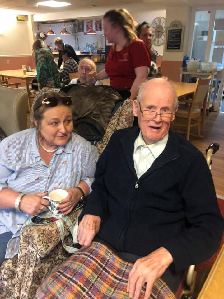 Singing the Praises of the Herons Park Nursing Home Karaoke Stars<br />
